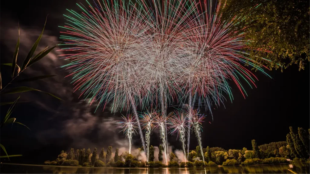 Feu d'artifice au bord d'un lac © Nicolas Groffall