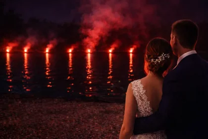 feu de bengale mariage au bord d'un lac