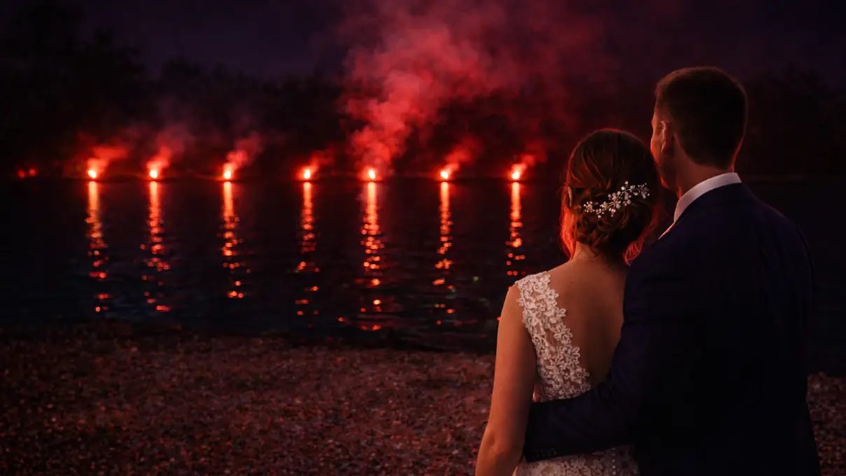 feu de bengale mariage au bord d'un lac