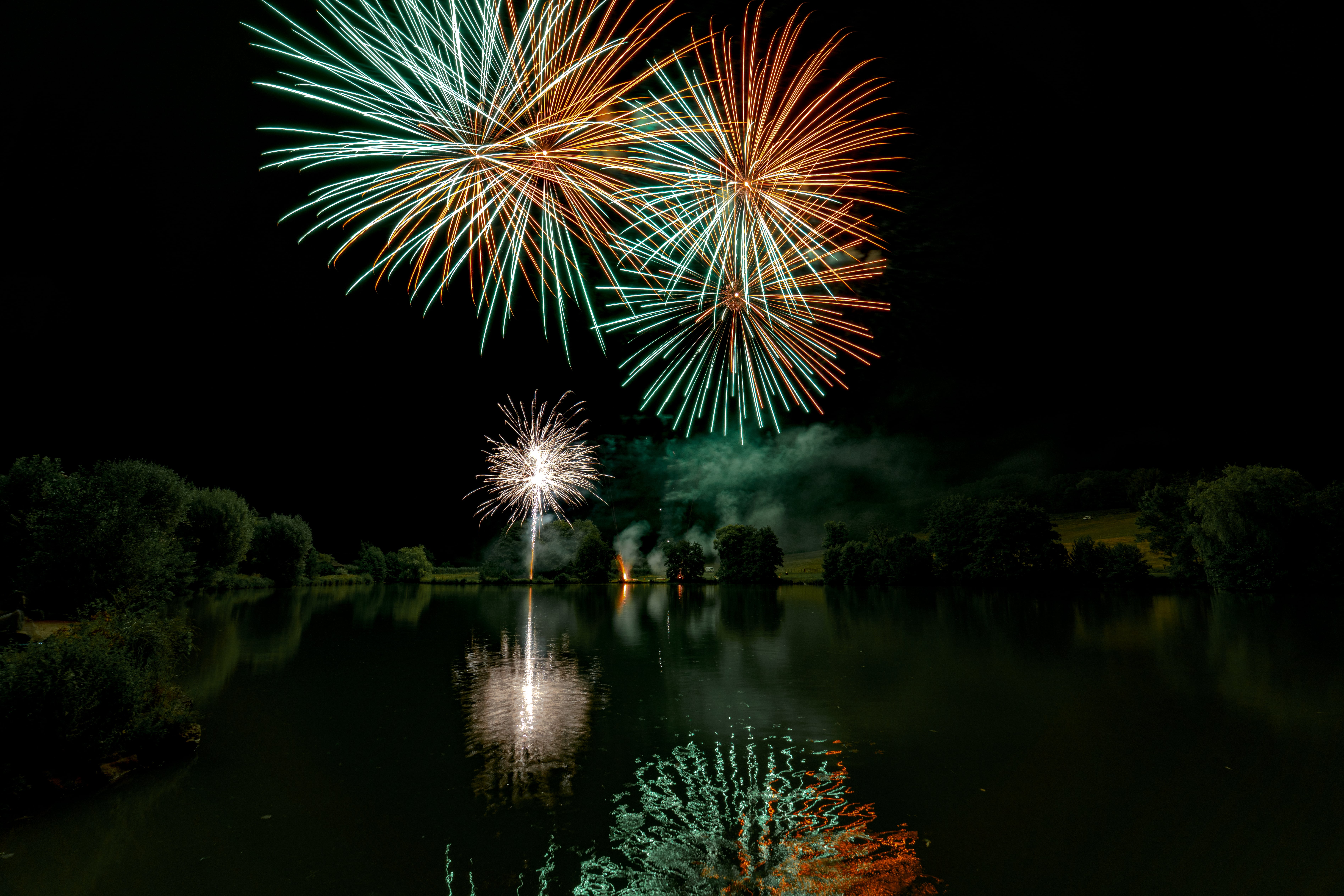 magnifique feu d4artifice au bord d'un lac